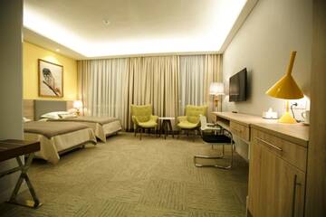 Фото номера Улучшенный двухместный номер с 2 отдельными кроватями Отель GREEN Which Hotel г. Петропавловск 2