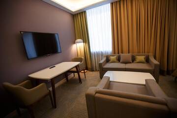 Фото номера Двухместный номер Делюкс с 2 отдельными кроватями Отель GREEN Which Hotel г. Петропавловск 4
